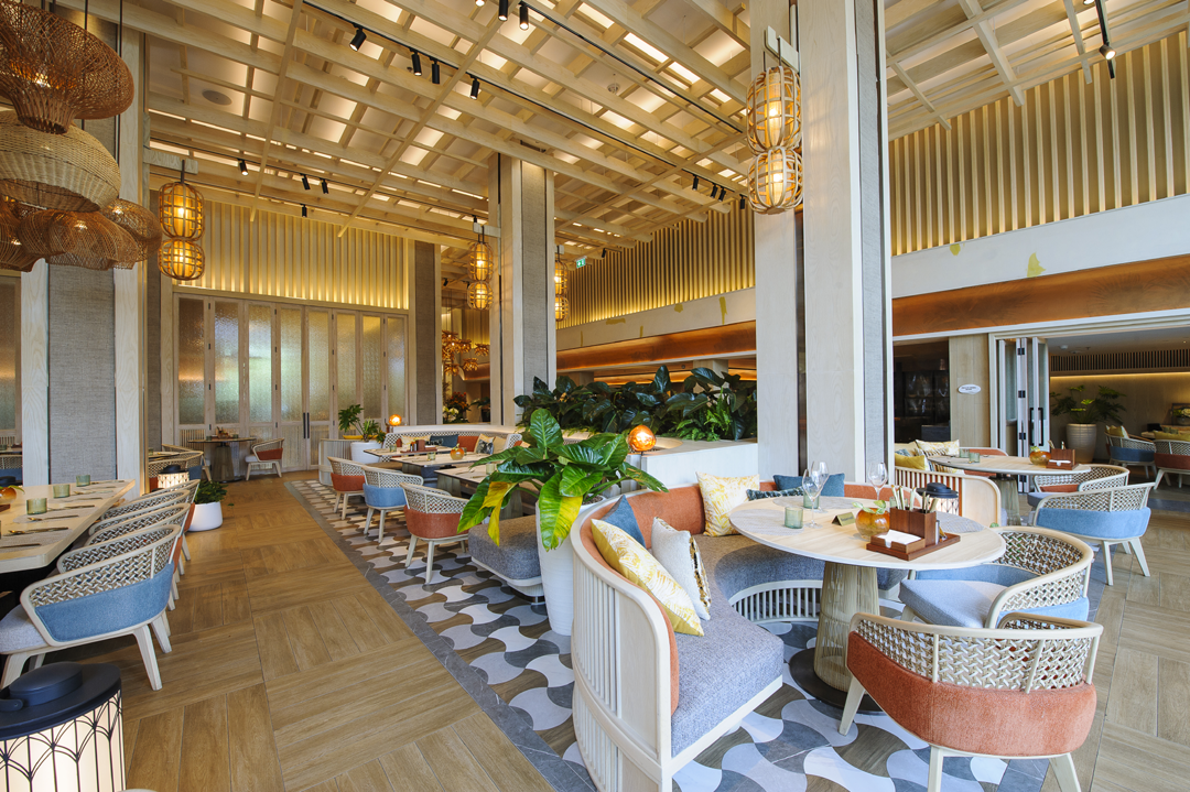 Grand hotel reastaurant and lounge.  Gite photographers near Bergerac in the Dordogne, France. Photographes en gîte près de Bergerac en Dordogne, France