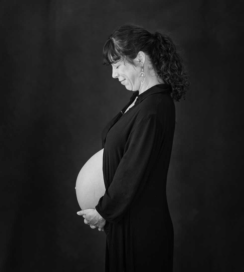PregnantWoman2onblackbackgroundportraitbyRegMoore,portraitphotographerinBergerac,France.png
