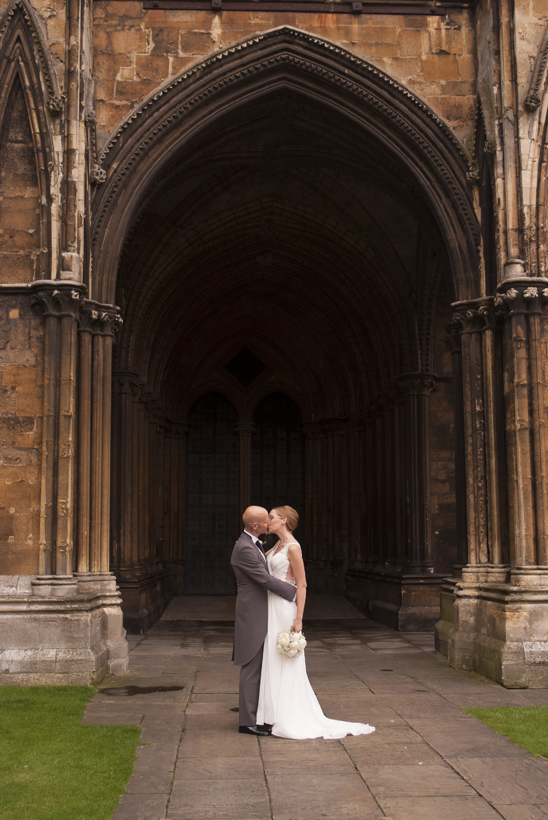 Wedding photographer for weddings in Dordogne, Eymet, Bergerac, Beaumont, Ruffec, Monpazier, Villereal, Issigeac, bridesmaids, wedding portrait, wedding day, english photographer,