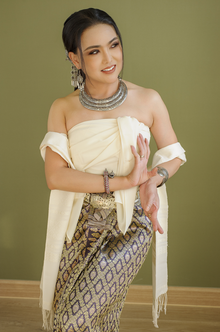 Wedding fashion. Photographer for weddings in Dordogne near Eymet, Bergerac, Beaumont, Ruffec, Monpazier, Villereal, Issigeac by an English photographer